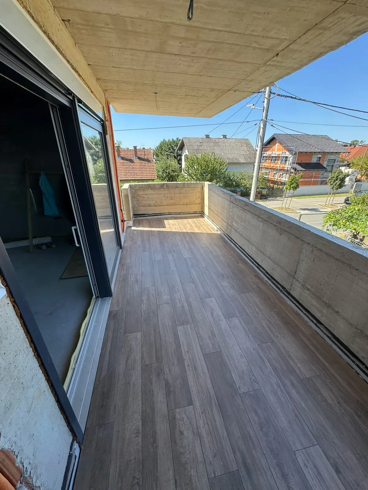 Balkon obložen pločicama u imitaciji drveta